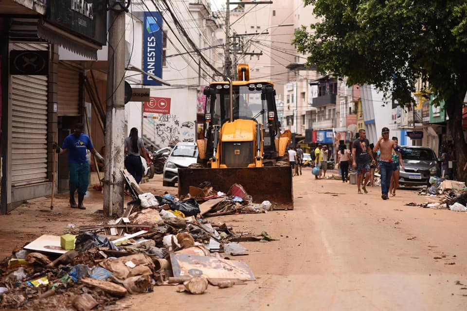 Trânsito na região central de Cachoeiro permanece fechado para limpeza