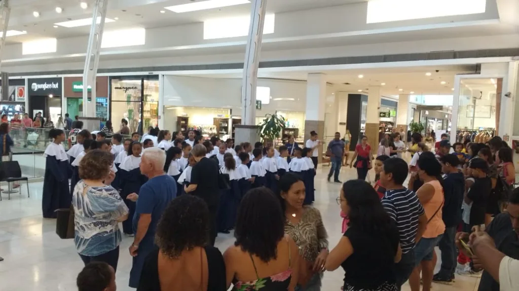 Confira a apresentação do coral do Secri no Shopping Vitória