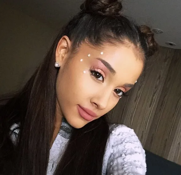 Ariana Grande faz show no dia Enem e fãs criam petição para mudar data