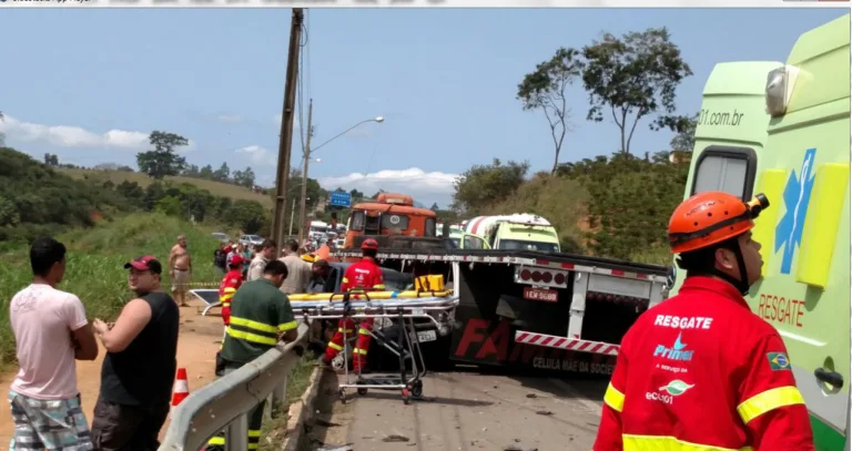 Acidente entre três carros e carreta deixa seis feridos na Serra