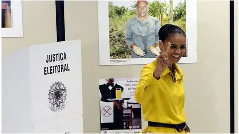 Vestindo amarelo, Marina Silva vota em Rio Branco