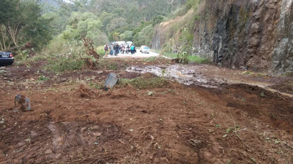 Deslizamento de barranco interdita BR 262 em Domingos Martins