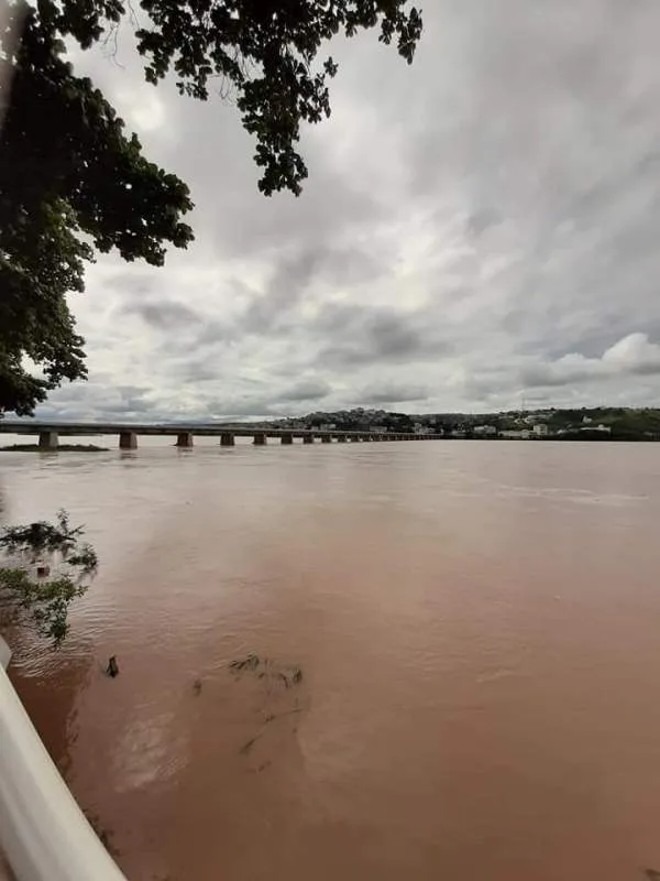 Rio Doce atinge o nível de inundação  
em Colatina