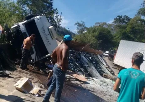 Caminhão carregado com chapas de vidro tomba e deixa dois feridos em Cachoeiro