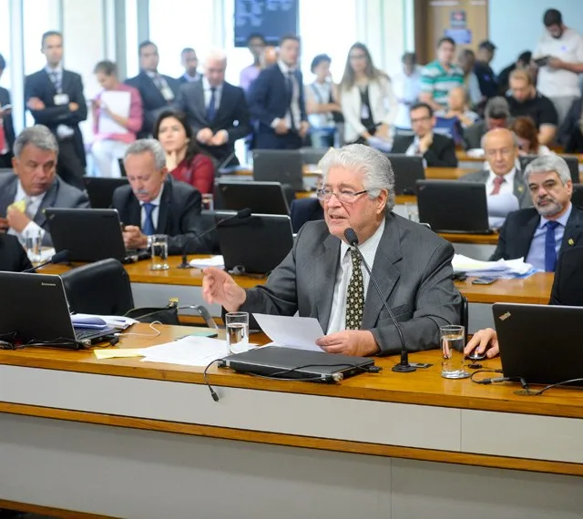 Senadores iniciam discussão do relatório da PEC do teto