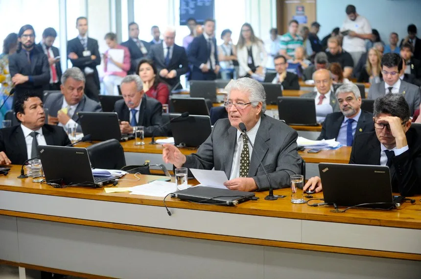 Senadores iniciam discussão do relatório da PEC do teto