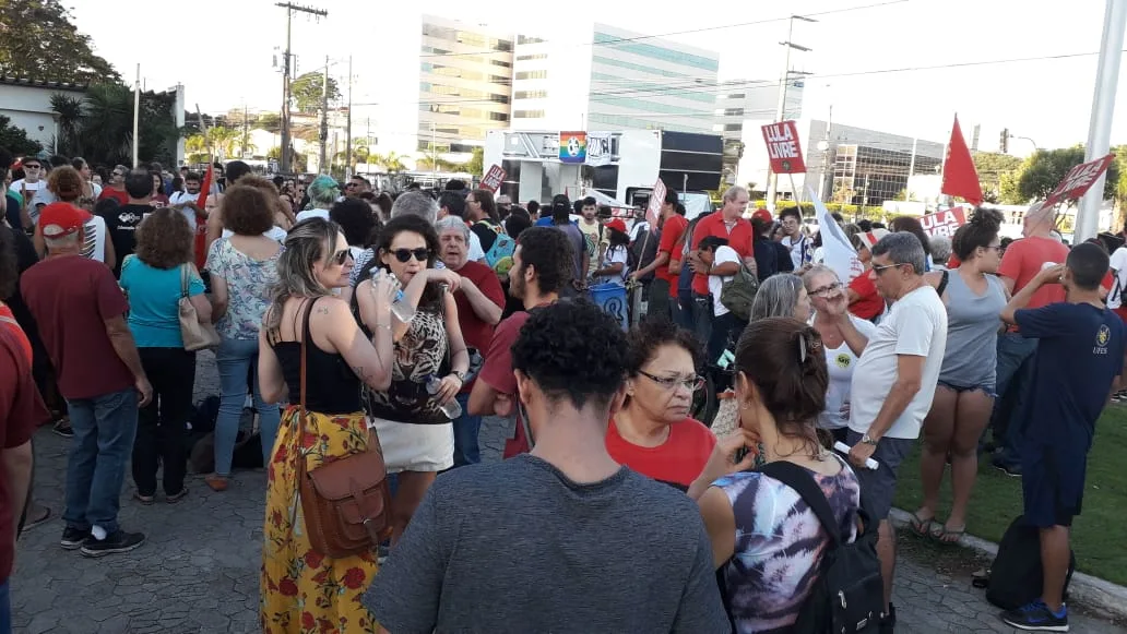 Manifestantes se concentram em frente ao teatro da Ufes para ato público contra cortes na educação