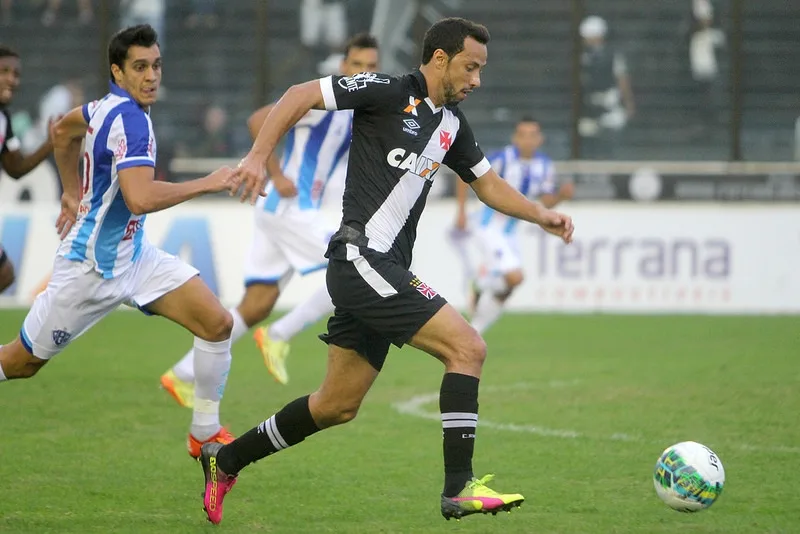 Vasco tropeça em casa com derrota para o Paysandu, mas segue líder na Série B