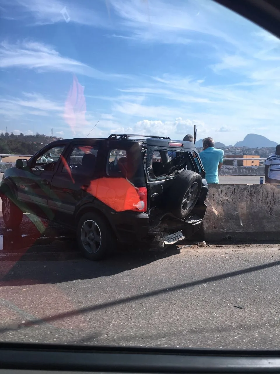 Acidente envolvendo dois carros de passeio deixa duas vítimas na Segunda Ponte