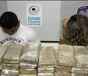 Casal é preso na Serra e filho acusa o pai de ser o dono de quase 70 quilos de maconha