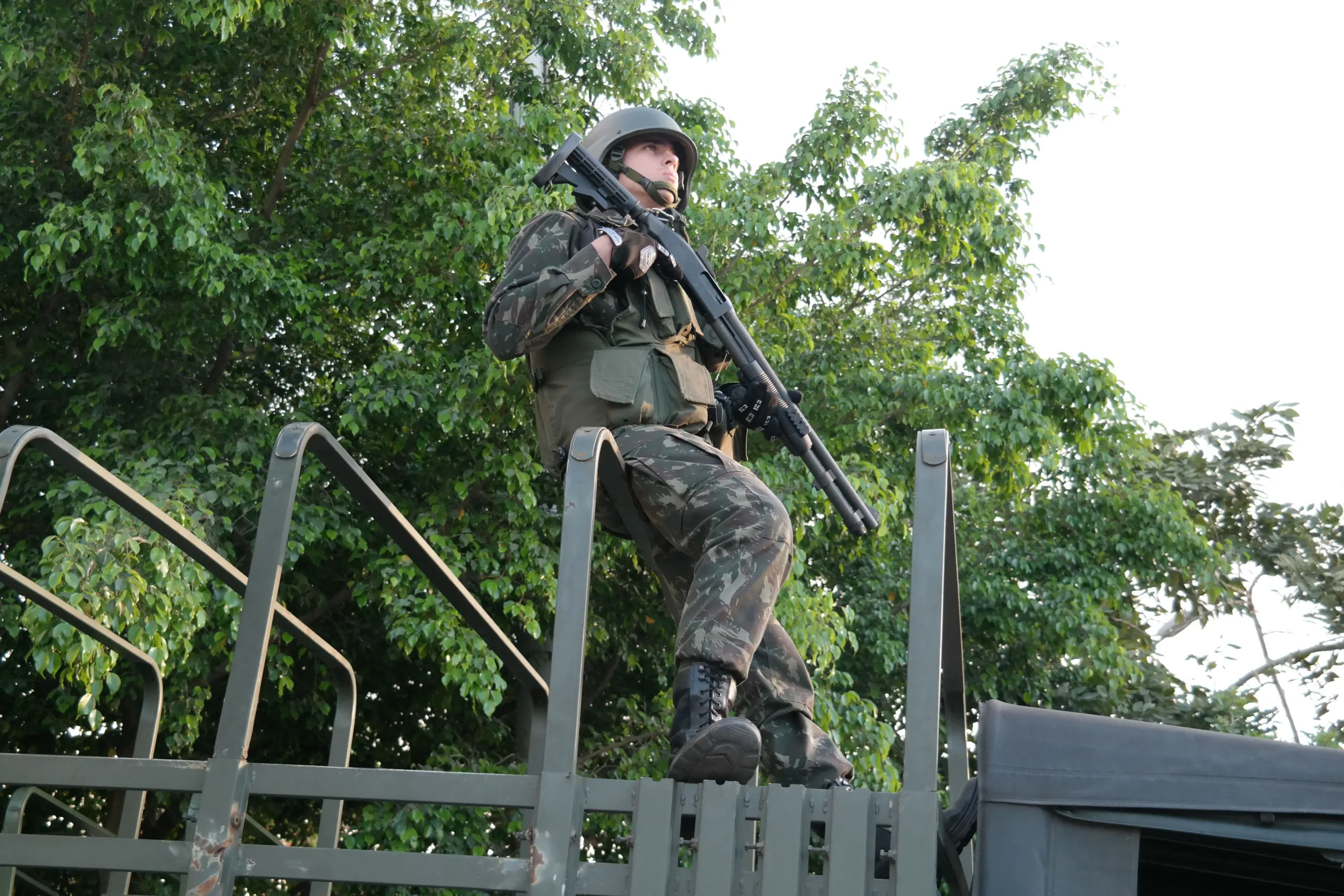 Rio de Janeiro – Soldados do Exército mantém o controle do acesso à comunidade Vila do João, onde três militares da Força Nacional foram feridos (Vladimir Platonow/Agência Brasil)