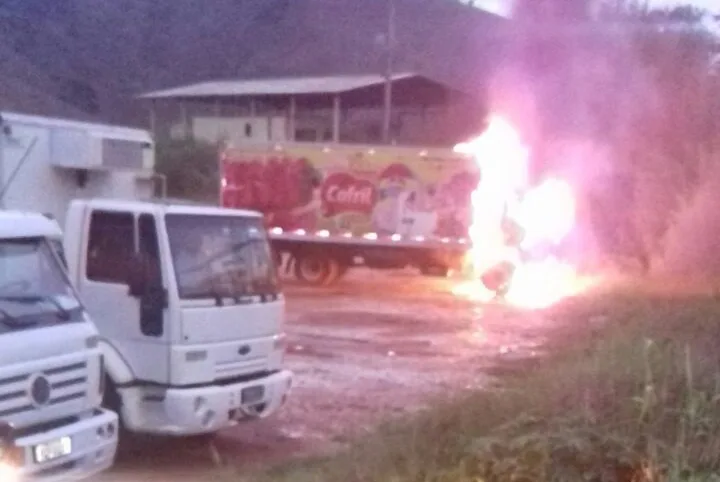 Caminhão estacionado em pátio de empresa pega fogo em Atílio Vivácqua