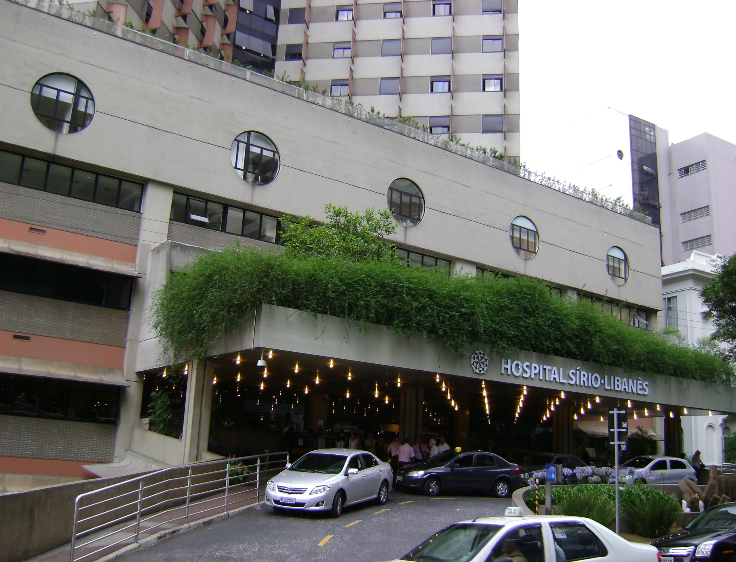 Capixaba que perdeu couro cabeludo durante aula segue internada em São Paulo