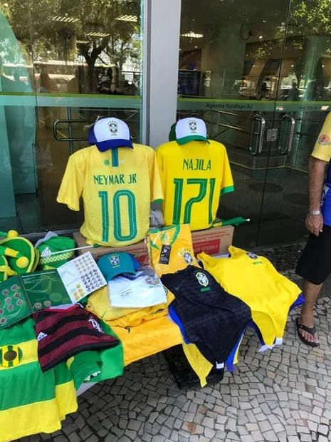 Ambulantes vendem camisas da seleção brasileira com nome de Najila Trindade e o número 171