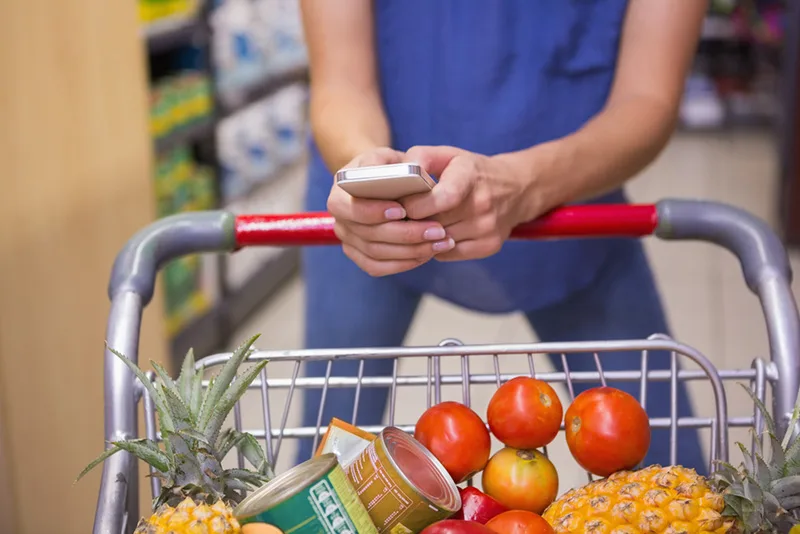 'Caçadores de promoções' garimpam preço baixo e economia pelo celular