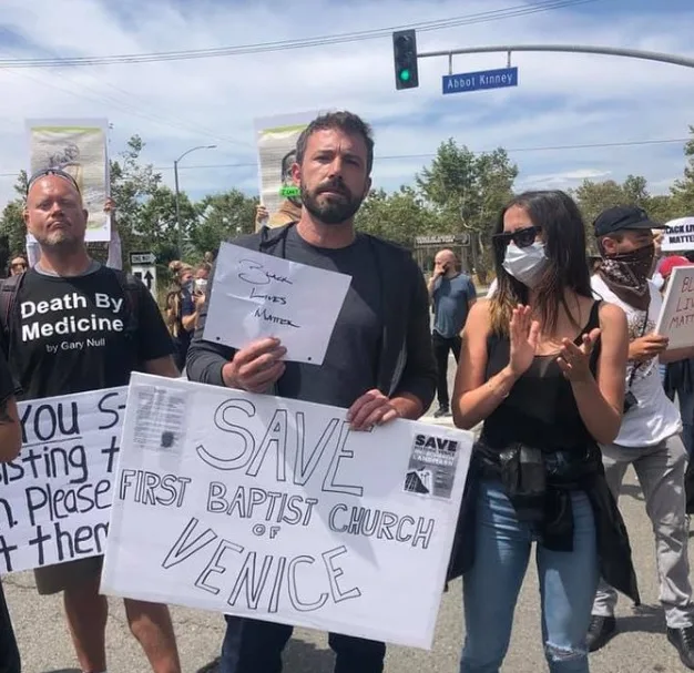 Ben Affleck e Ana de Armas são fotografados em protesto antirracista