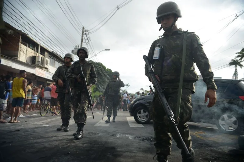 Vitória (ES) – Clima de tensão durante protesto de moradores em frente ao Comando Geral da Polícia Militar do Espírito Santo em Maruípe. Militares do Exército fazem a segurança da região (Tânia Rêgo/Agência Brasil)