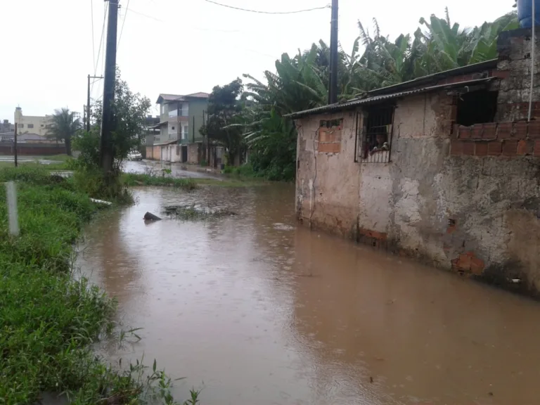 Chuva intensa causa alagamentos em Guarapari