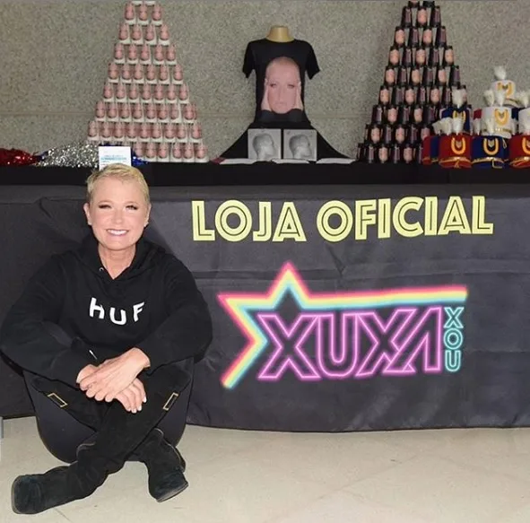 Xuxa Meneghel emociona ao relembrar passado durante estreia da turnê Xou da Xuxa!