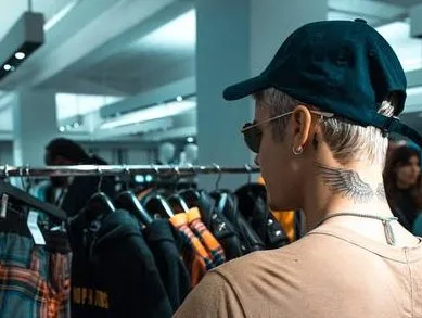 Após pedir "mais amor" nas redes sociais, Bieber nega abraço a fã. Assista ao vídeo!