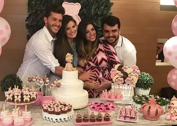 Camila Queiroz vai ao chá de bebê da sobrinha de Klebber Toledo