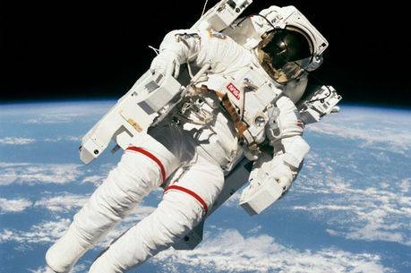 Morre Bruce McCandless, 1º a flutuar livremente no espaço