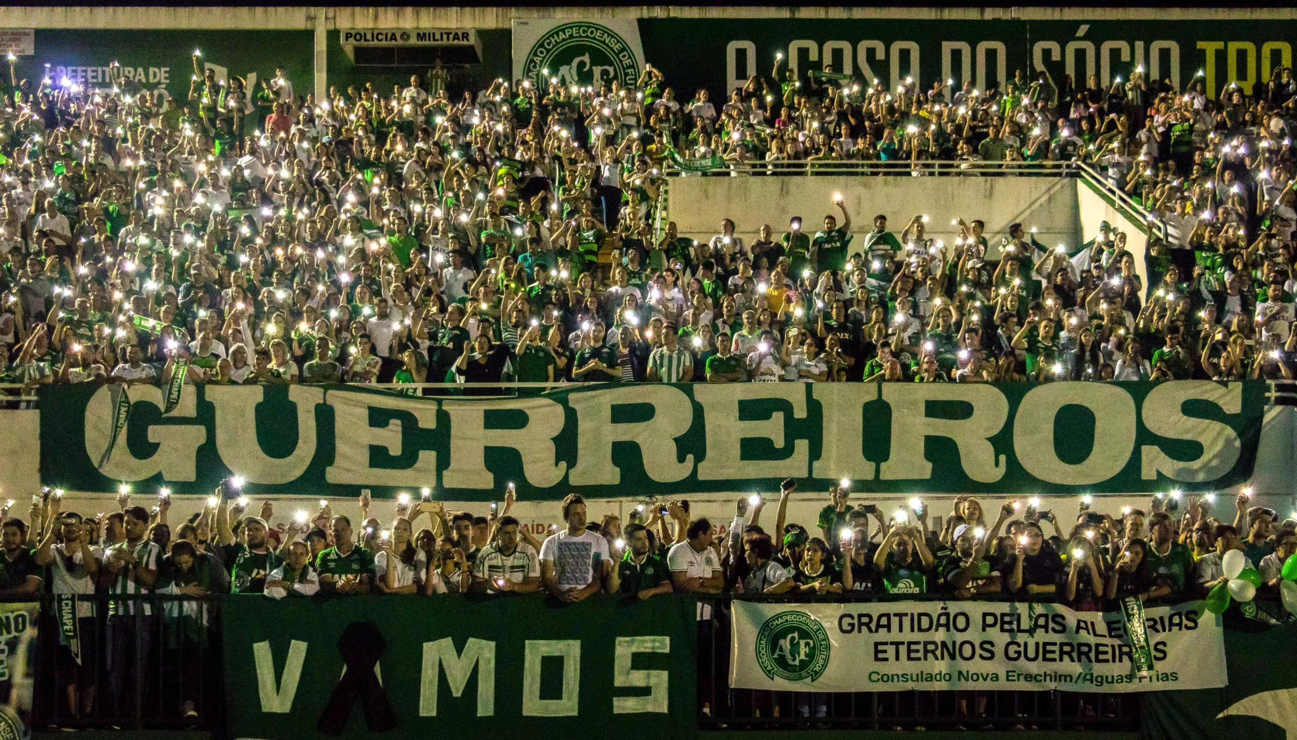 Chapecó – Um tributo à Chapecoense e às vítimas da tragédia com o voo da delegação, na madrugada de terça-feira (29), tomou a Arena Condá, estádio da Chapecoense (Daniel Isaia/Agência Brasil)