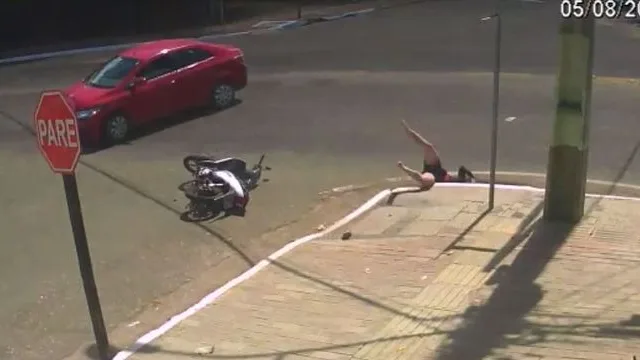 Motociclista é atingida por carro e é arremessada para dentro de bueiro; assista ao vídeo!