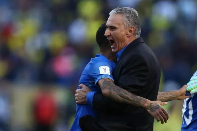 Tite é festejado por torcedores no hotel da seleção após grande fase do Brasil