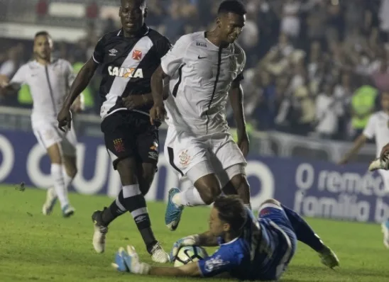 Após 'jogo doido', Jô coloca o Corinthians na briga pelo Brasileiro