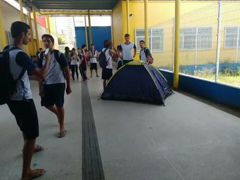 Sobe para 60 número de escolas ocupadas por manifestantes no Espírito Santo