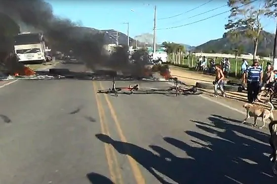 Manifestação deixa trânsito interditado na Rodovia Audifax Barcelos na Serra