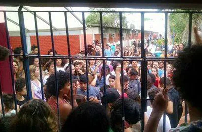 Estudantes entram em confronto com manifestantes que ocupam prédios da Ufes em Vitória