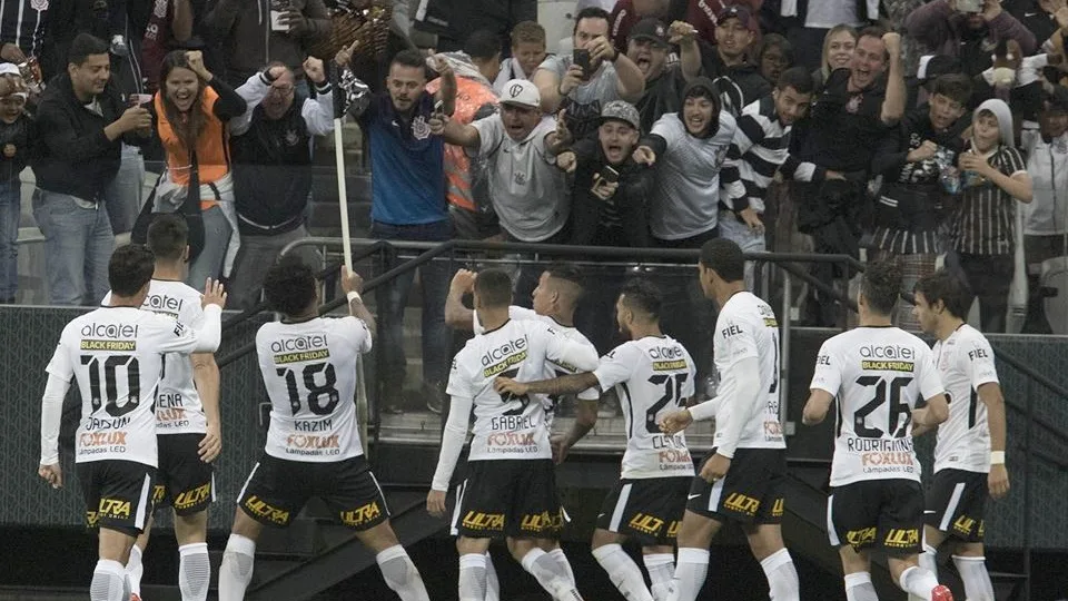 Nos pés de duas joias da base, Corinthians e Santos fazem clássico em São Paulo