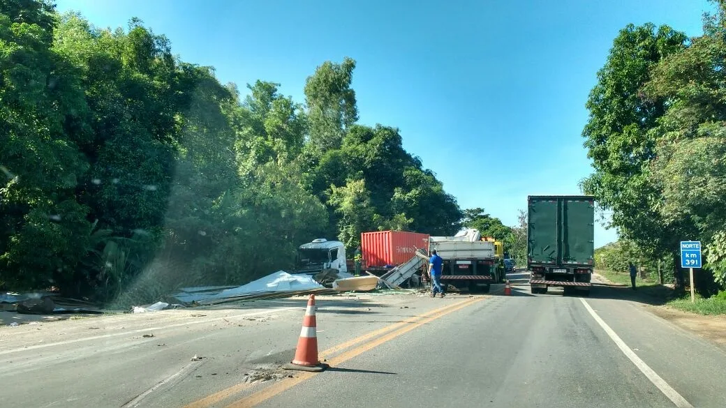 BR-101 Sul é interditada após colisão entre duas carretas em Rio Novo Sul