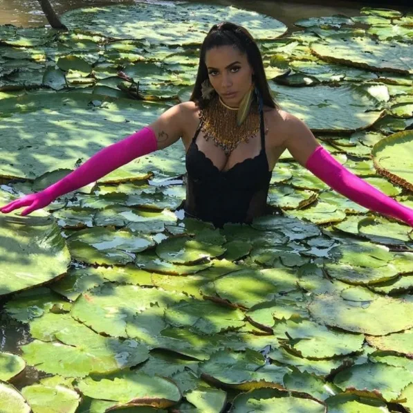 Na Amazônia, Anitta compartilha bastidores de novo clipe e faz pergunta indiscreta sobre cobra