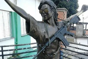 Preso suspeito de ter colocado fuzil em estátua de Michael Jackson no Rio de Janeiro