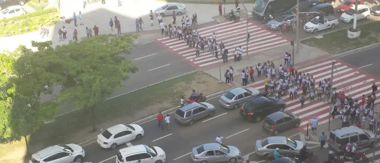 Contra aprovação do Escola Viva, manifestantes voltam a bloquear trânsito e fazem passeata