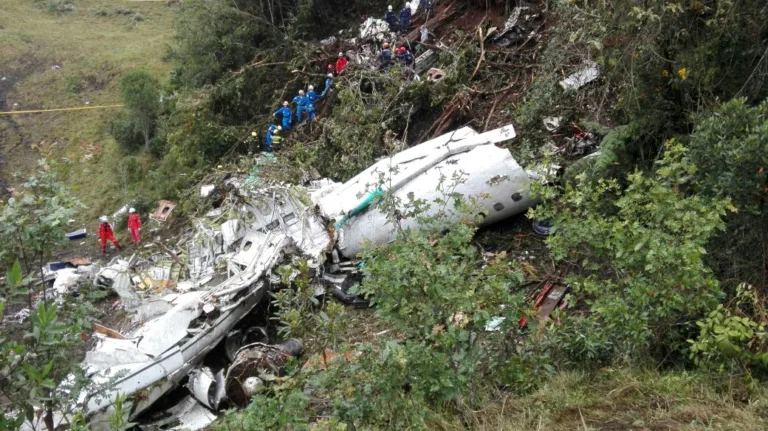 Piloto de avião teria pedido ajuda antes da queda: 'Ajude-nos! Ajude-nos!'