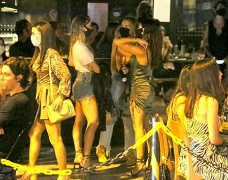 Isis Valverde é clicada em restaurante no Leblon, Rio de Janeiro, com amigas