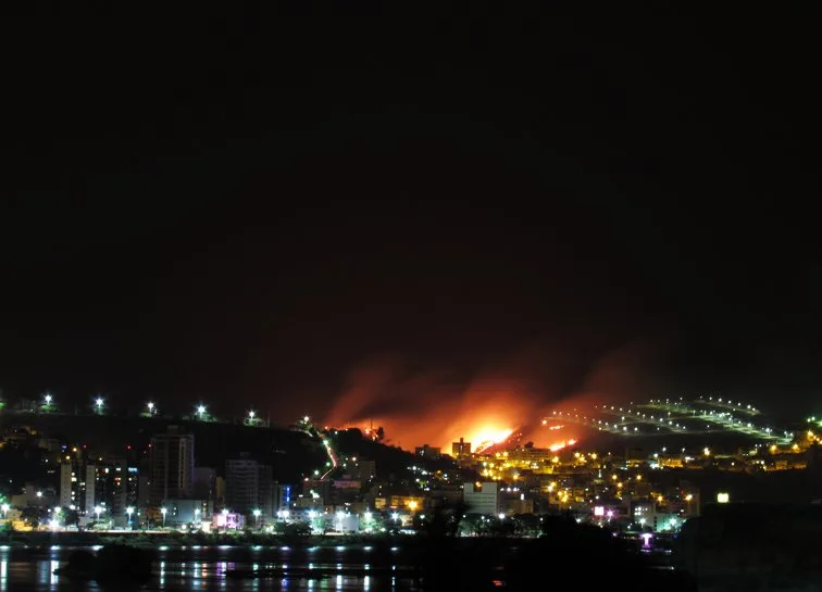 Incêndios em dois bairros de Colatina atingem vegetação e assustam moradores