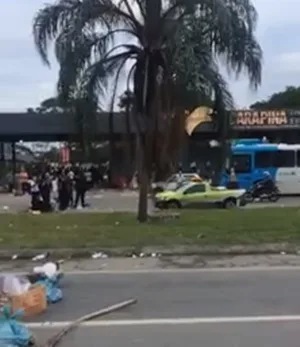 Trabalhadores protestam em frente a Parque de Exposições por falta de pagamento após evento na Serra