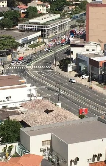 Em direção à Reta da Penha, manifestantes passam pela Avenida César Hilal