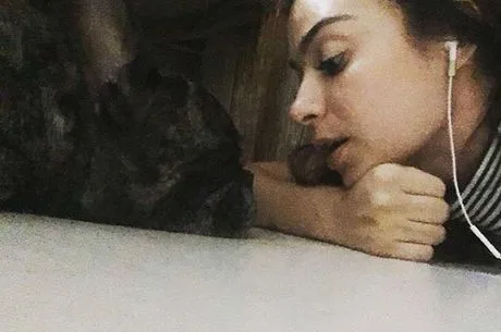 Thaila Ayala leva cachorro para quimioterapia e fala sobre câncer: "Deram duas semanas de vida pra ele"