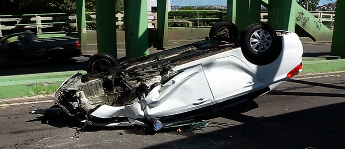 Carro de passeio fica destruído após capotar em Vila Velha