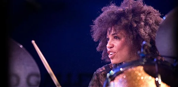 Cindy Blackman chama a atenção no palco de Santana: 'Ela é meu Bruce Lee'