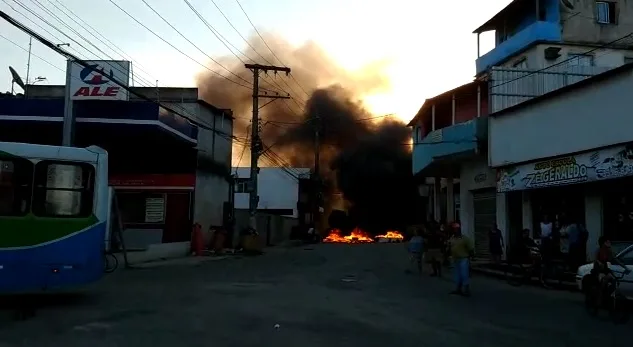 VÍDEO | Moradores de Cariacica fazem protesto contra obra inacabada na rodovia Leste Oeste