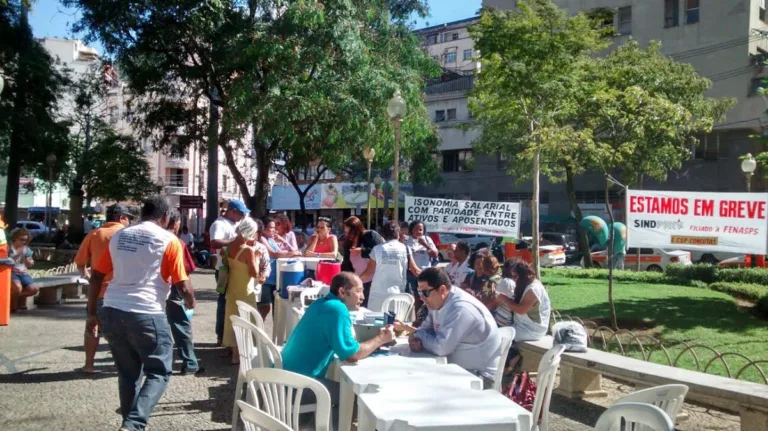 Em greve, servidores do INSS tiram dúvidas sobre aposentadoria em Vitória