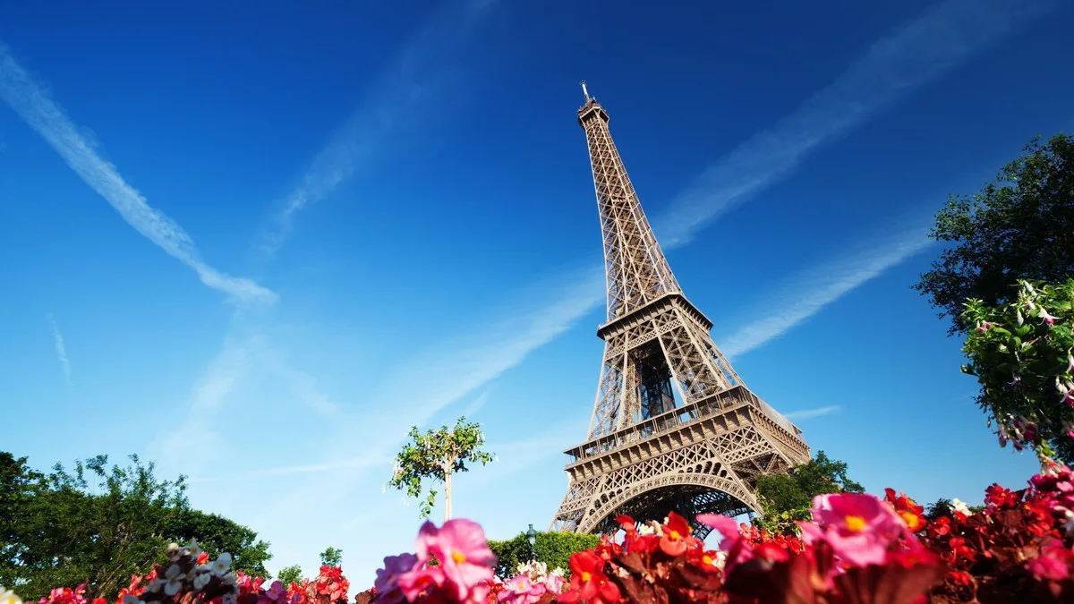 Torre Eiffel reabre após 3 meses fechada por coronavírus