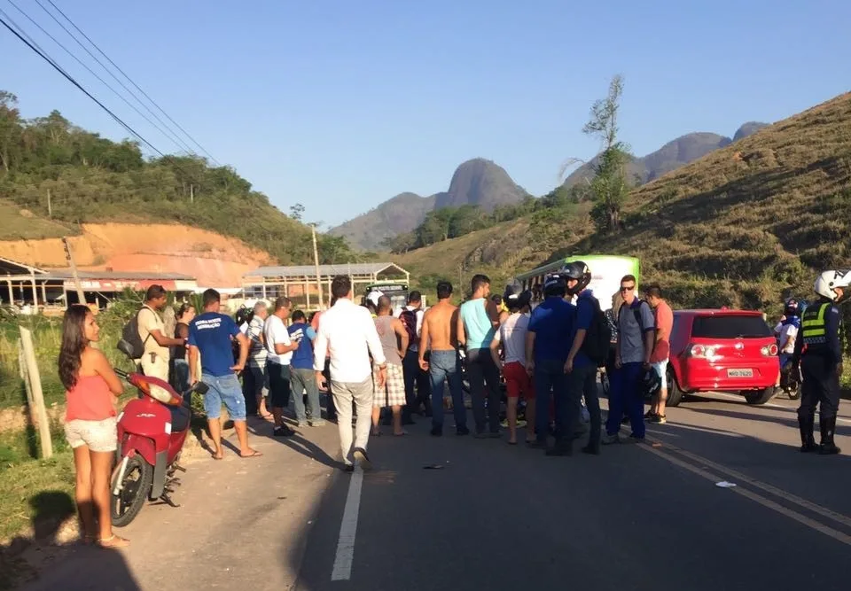 Uma pessoa morre e outra fica ferida em acidente envolvendo moto e ônibus na ES 164 em Cachoeiro